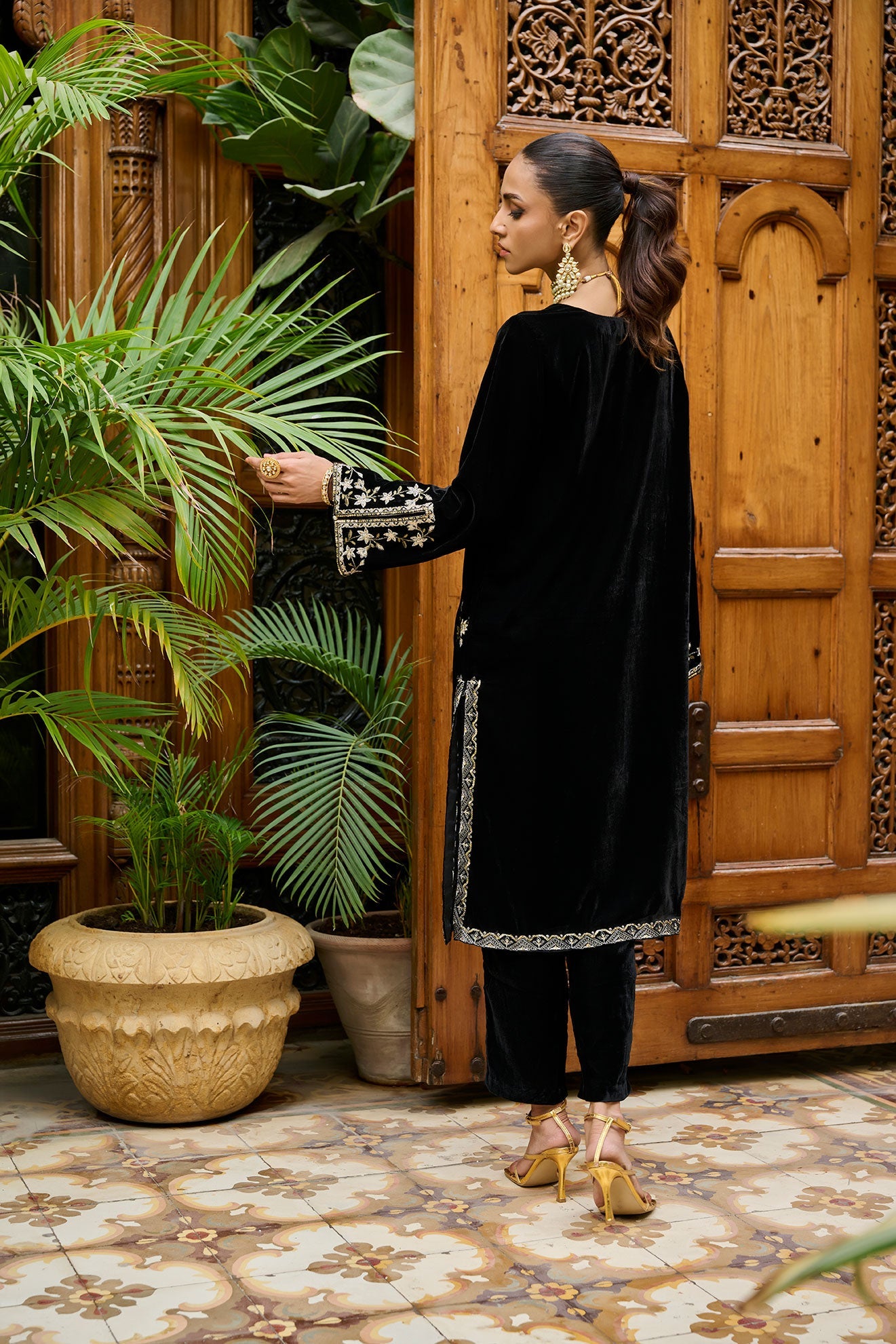 DA-1865 BLACK EMBROIDERED KURTA