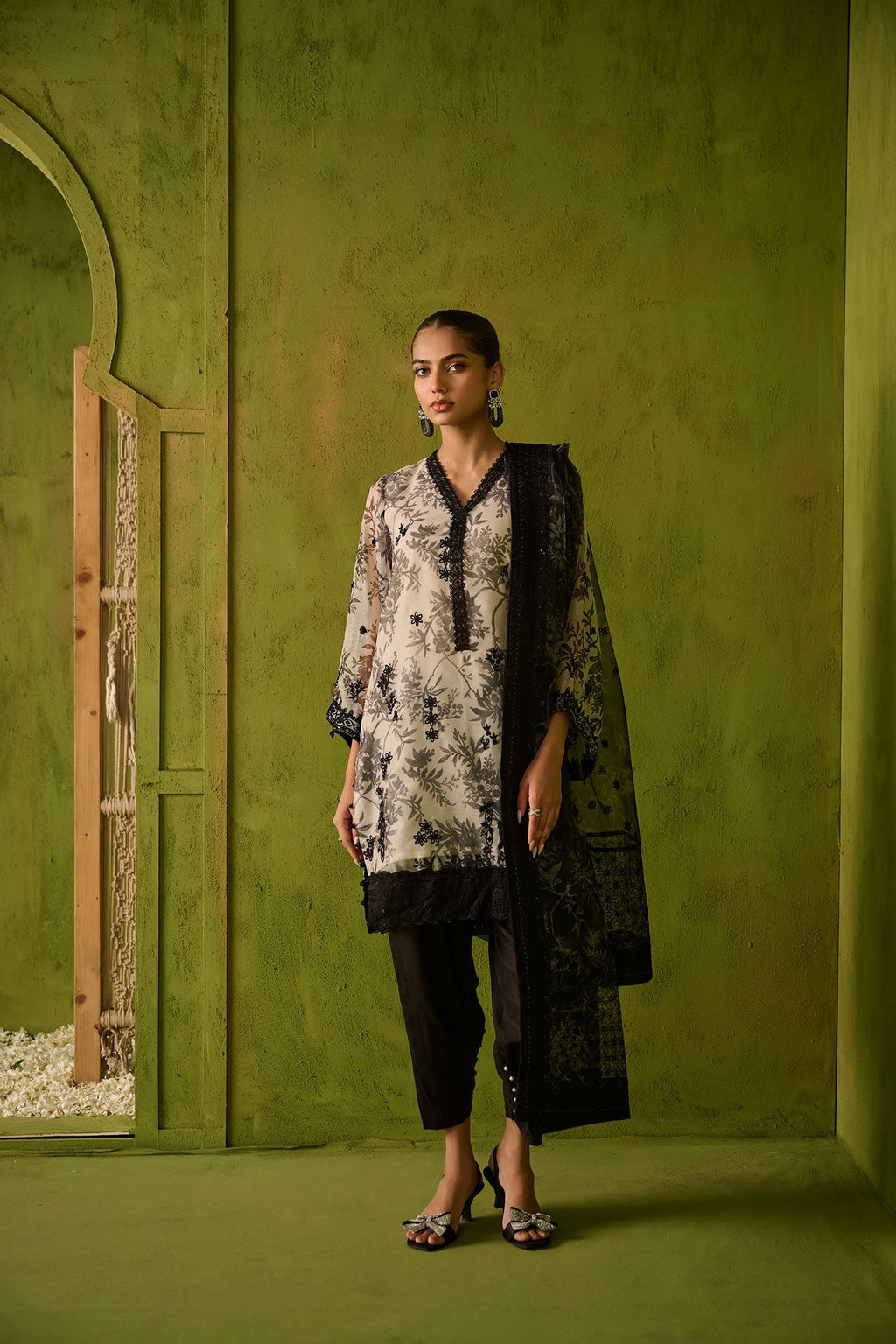 SS24DA-2467   GREY  2PCS  EMBROIDERED KURTA WITH TROUSER