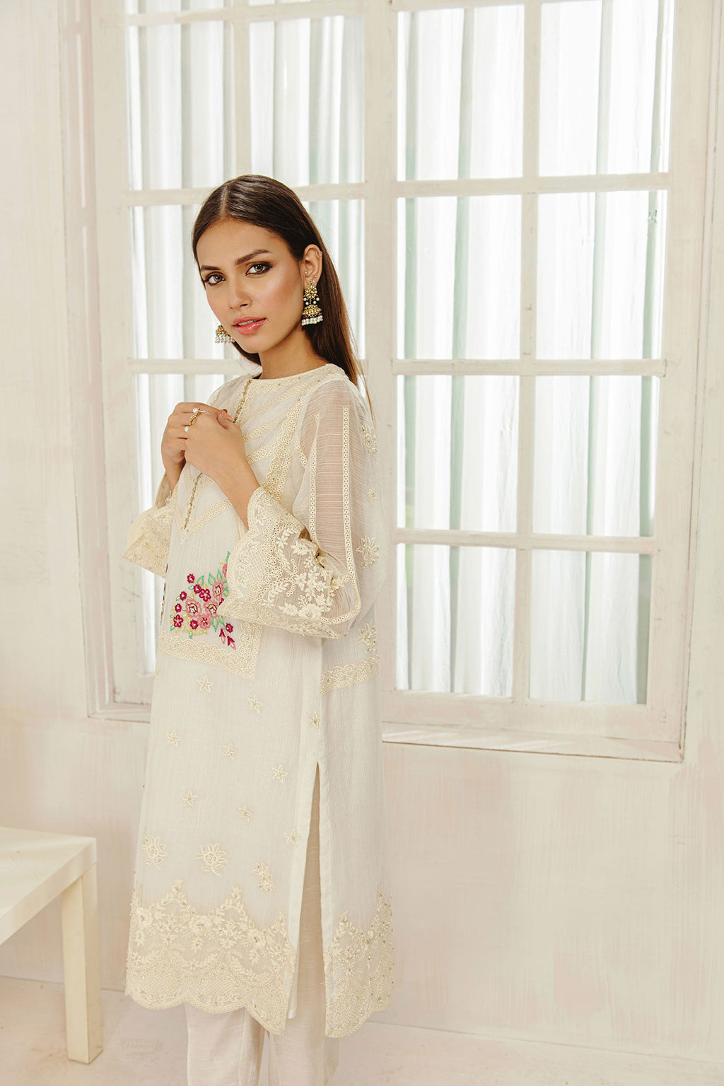 DA-1311 OFF-WHITE EMBROIDERED KURTA