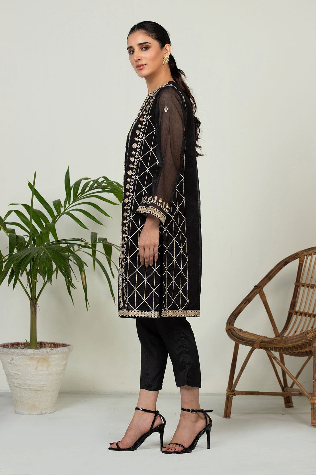 DA-1511 BLACK EMBROIDERED KURTA