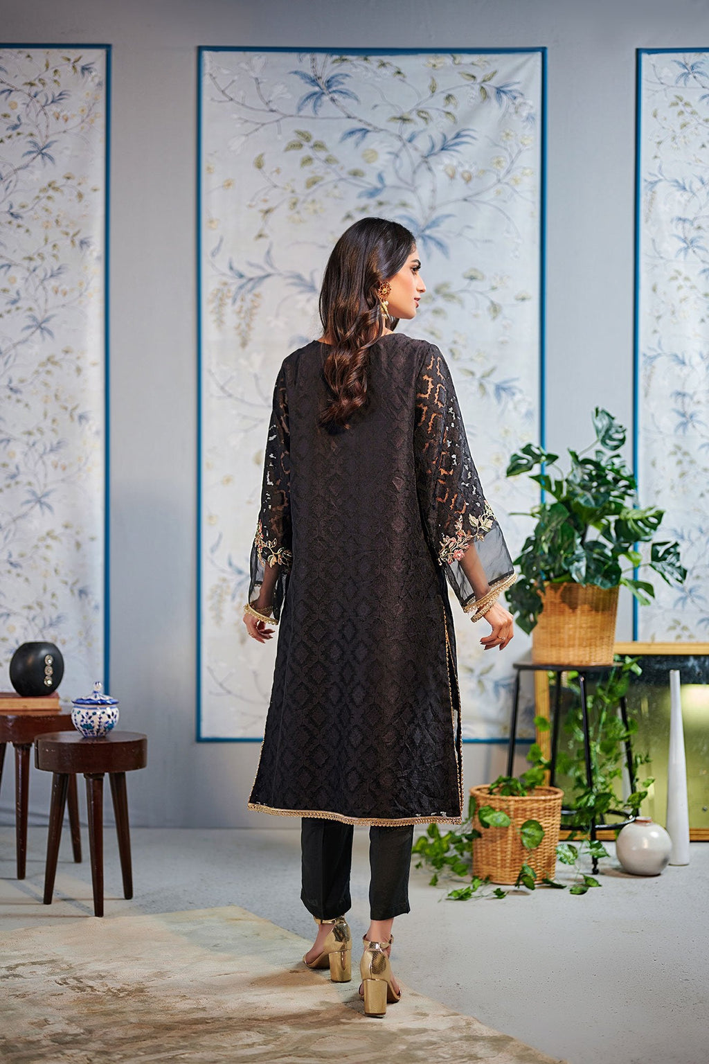 DA-1525 BLACK EMBROIDERED KURTA