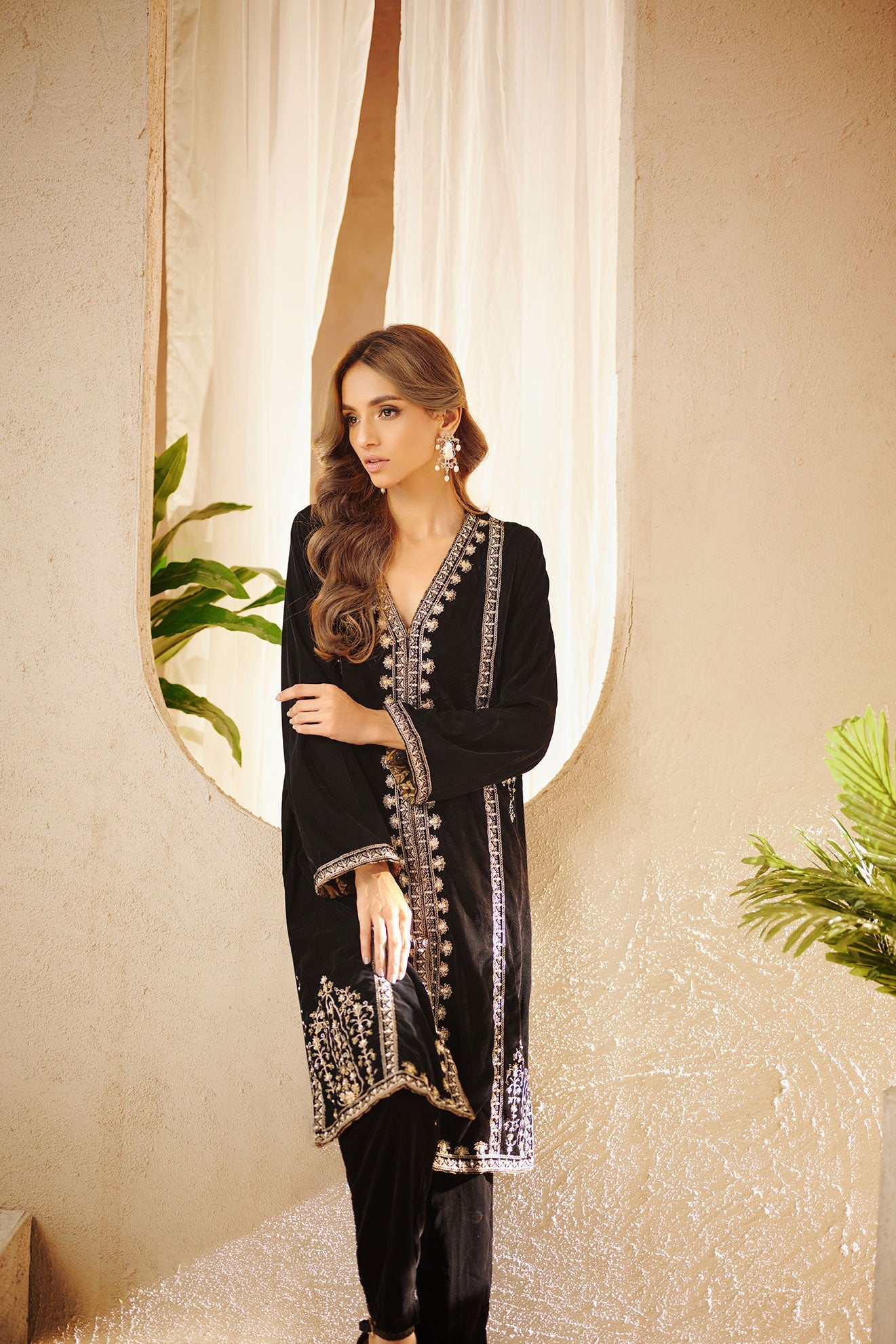 DA-1546 BLACK EMBROIDERED KURTA