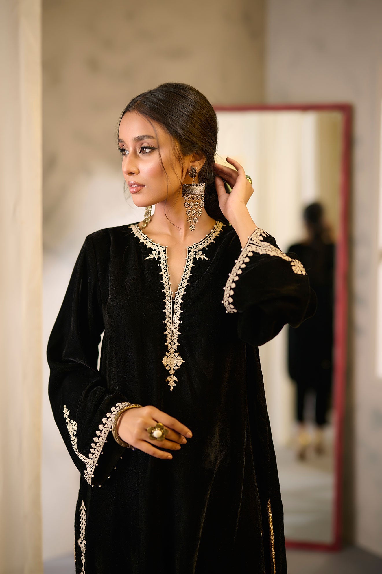 DA-1699 BLACK EMBROIDERED KURTA