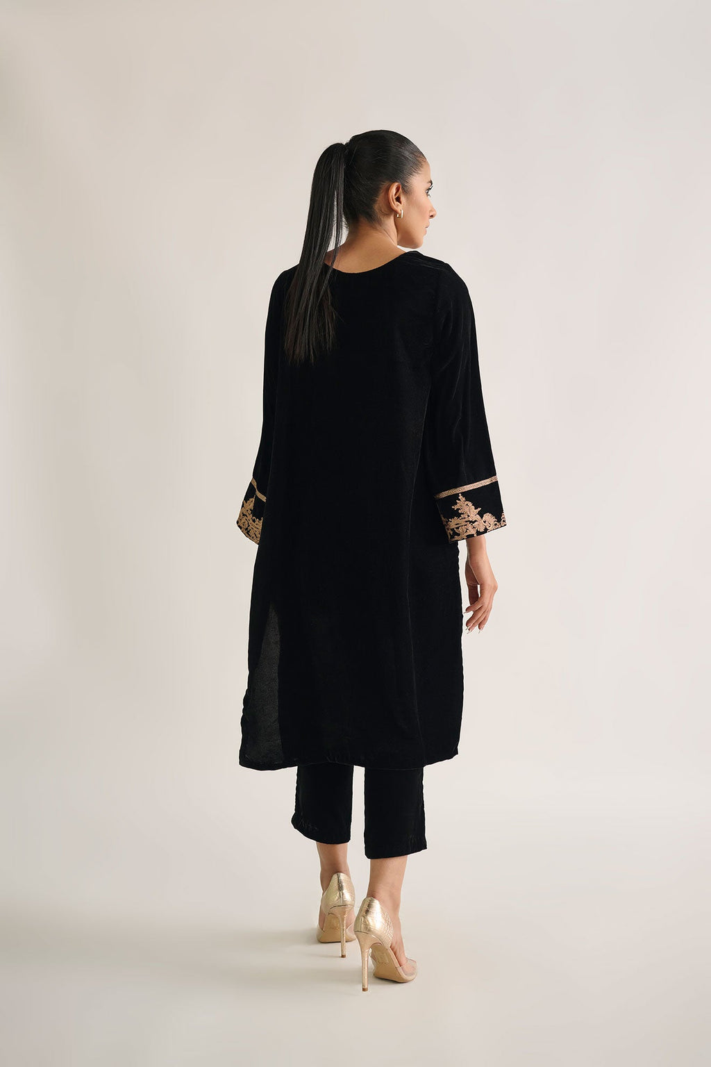 DA-1700 BLACK EMBROIDERED KURTA