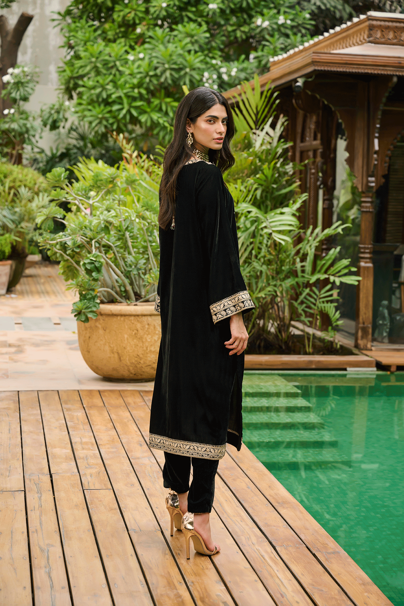 DA-1872 BLACK EMBROIDERED KURTA