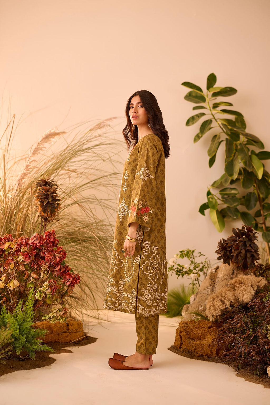 DC-2124 GREEN KHADDAR 2PCS EMBROIDERED KURTA WITH TROUSER