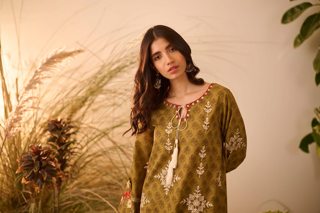 DC-2124 GREEN KHADDAR 2PCS EMBROIDERED KURTA WITH TROUSER