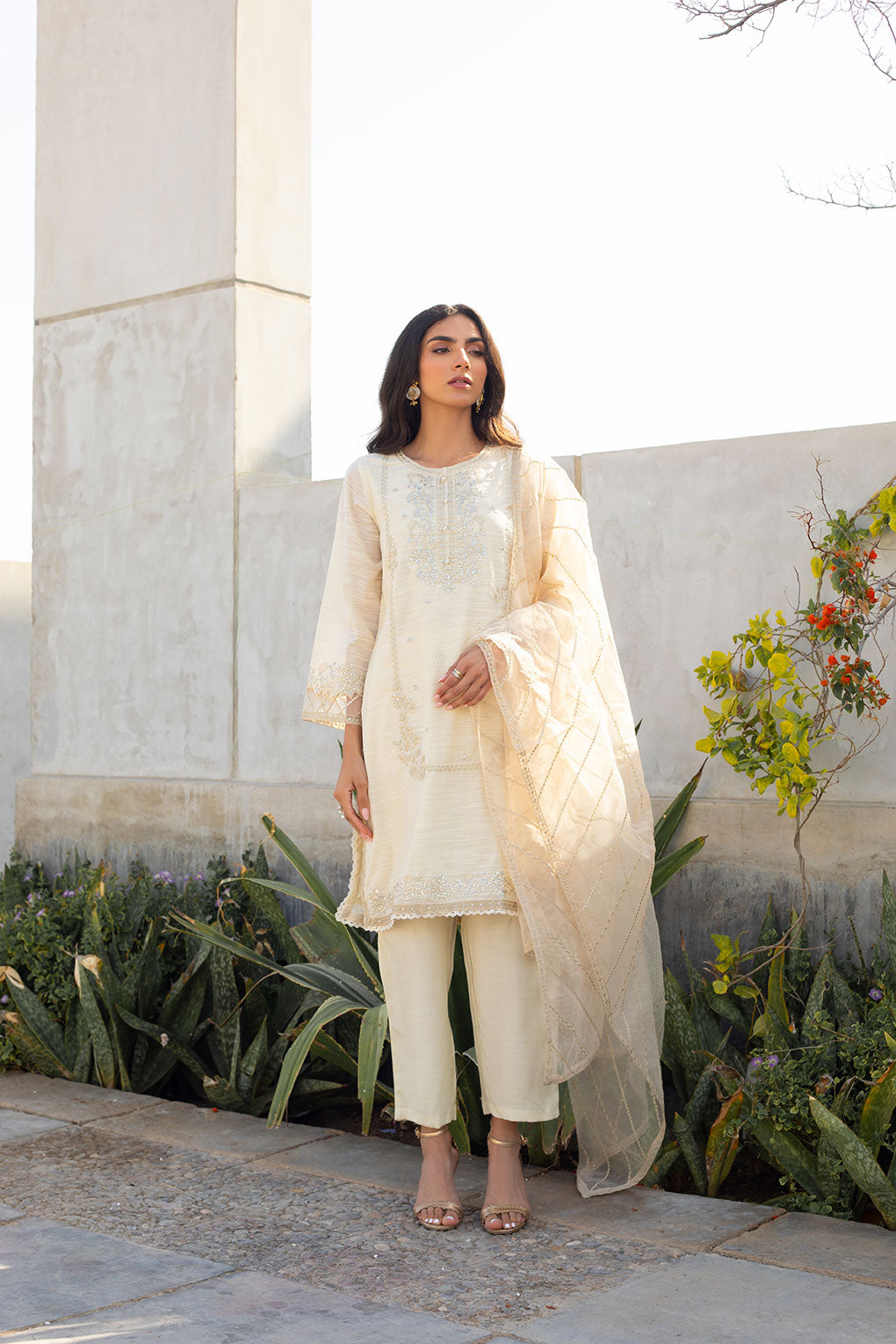 SS24DA-2284 OFF WHITE EMBROIDERED KURTA WITH DUPATTA