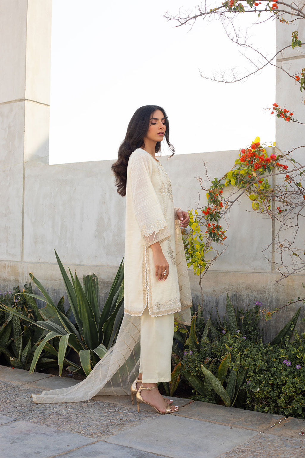 SS24DA-2284 OFF WHITE EMBROIDERED KURTA WITH DUPATTA