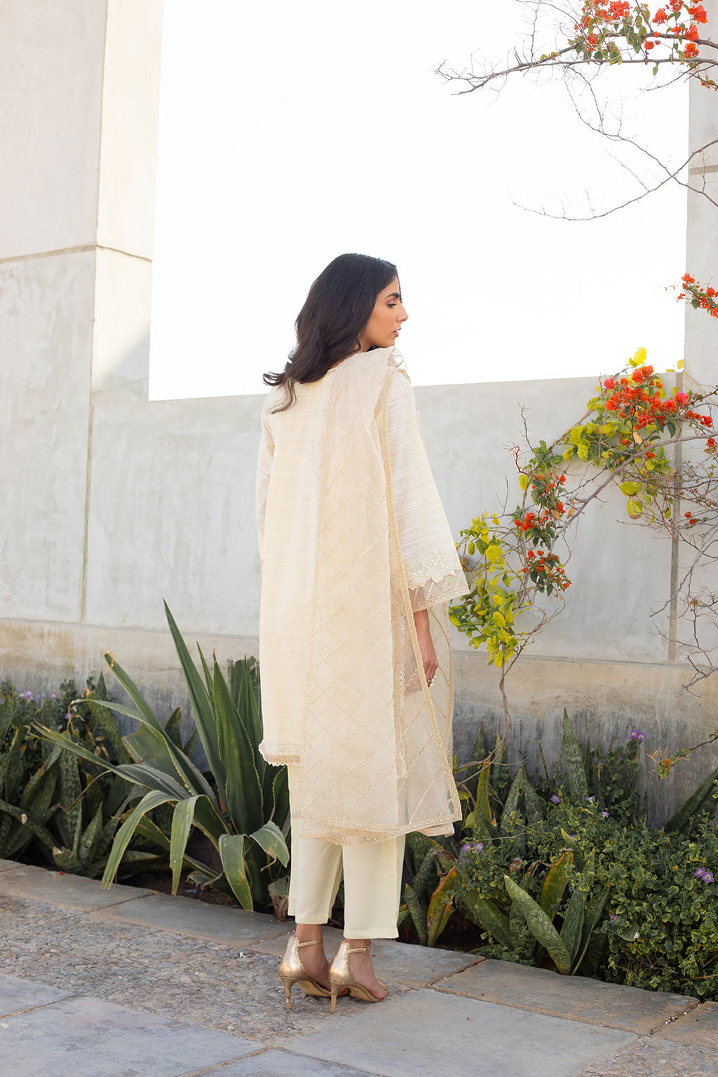 SS24DA-2284 OFF WHITE EMBROIDERED KURTA WITH DUPATTA