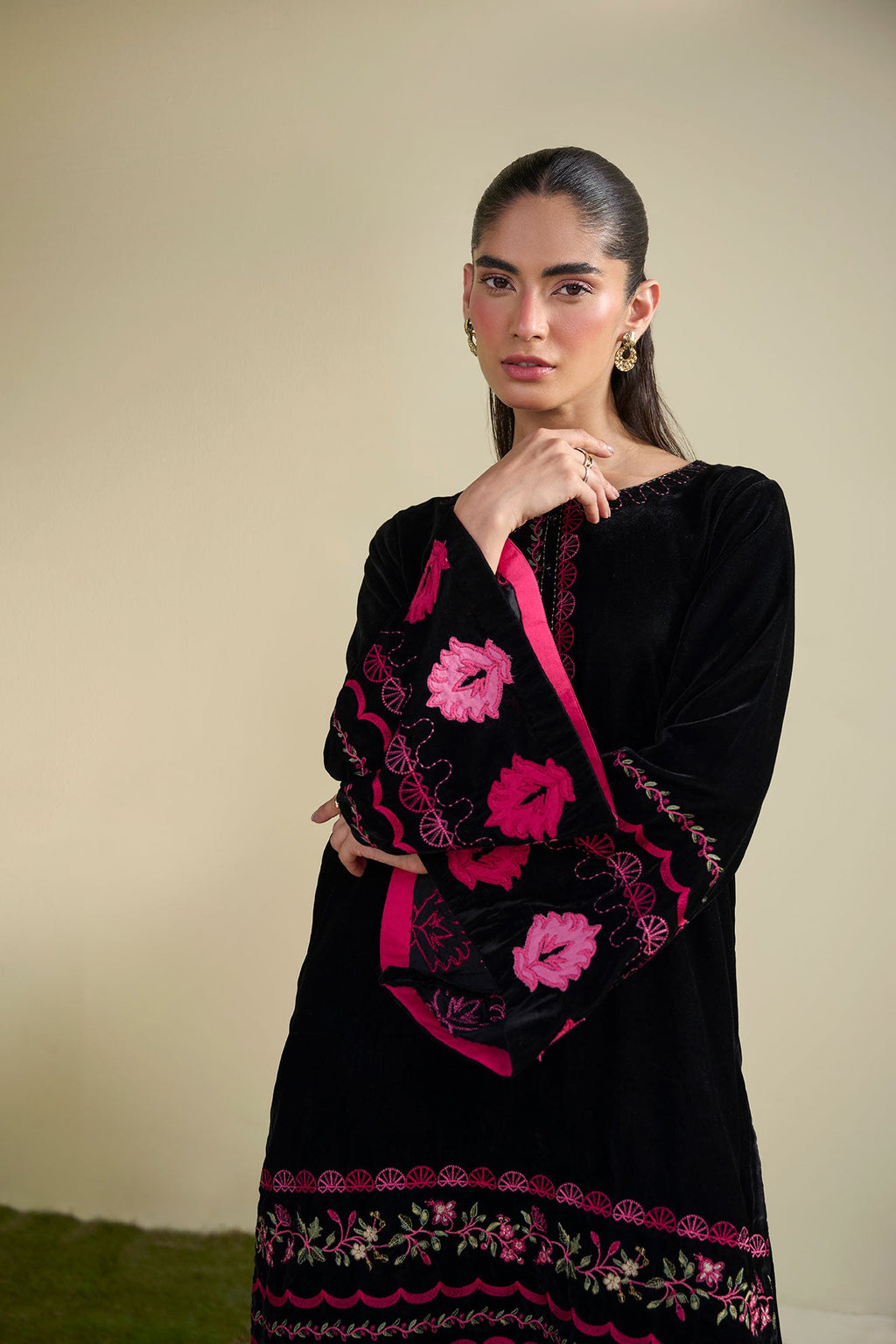 FW25DA-2813   BLACK  2PCS  EMBROIDERED KURTA WITH TROUSER