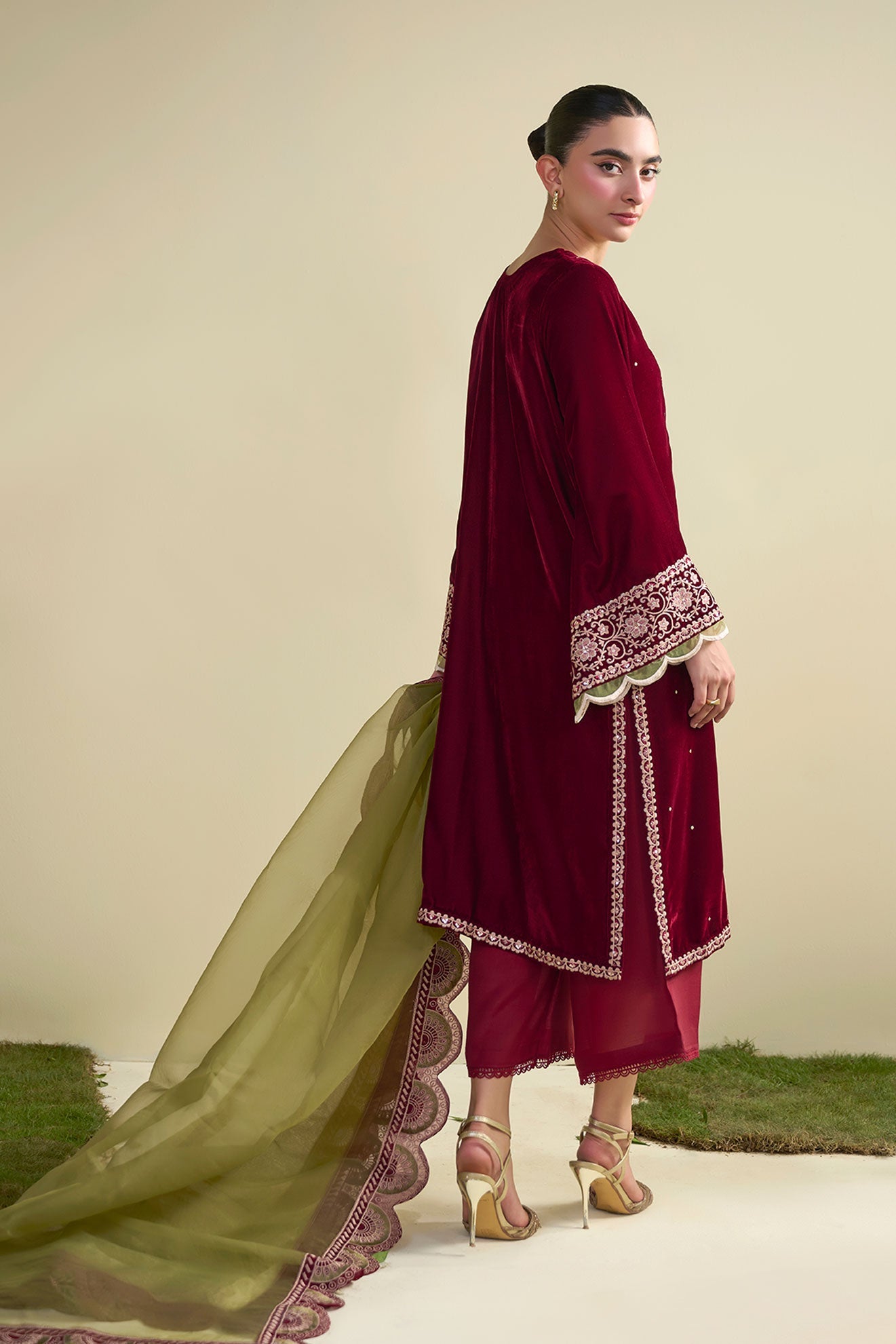 FW25DA-2824   MAROON  2PCS  EMBROIDERED KURTA WITH TROUSER