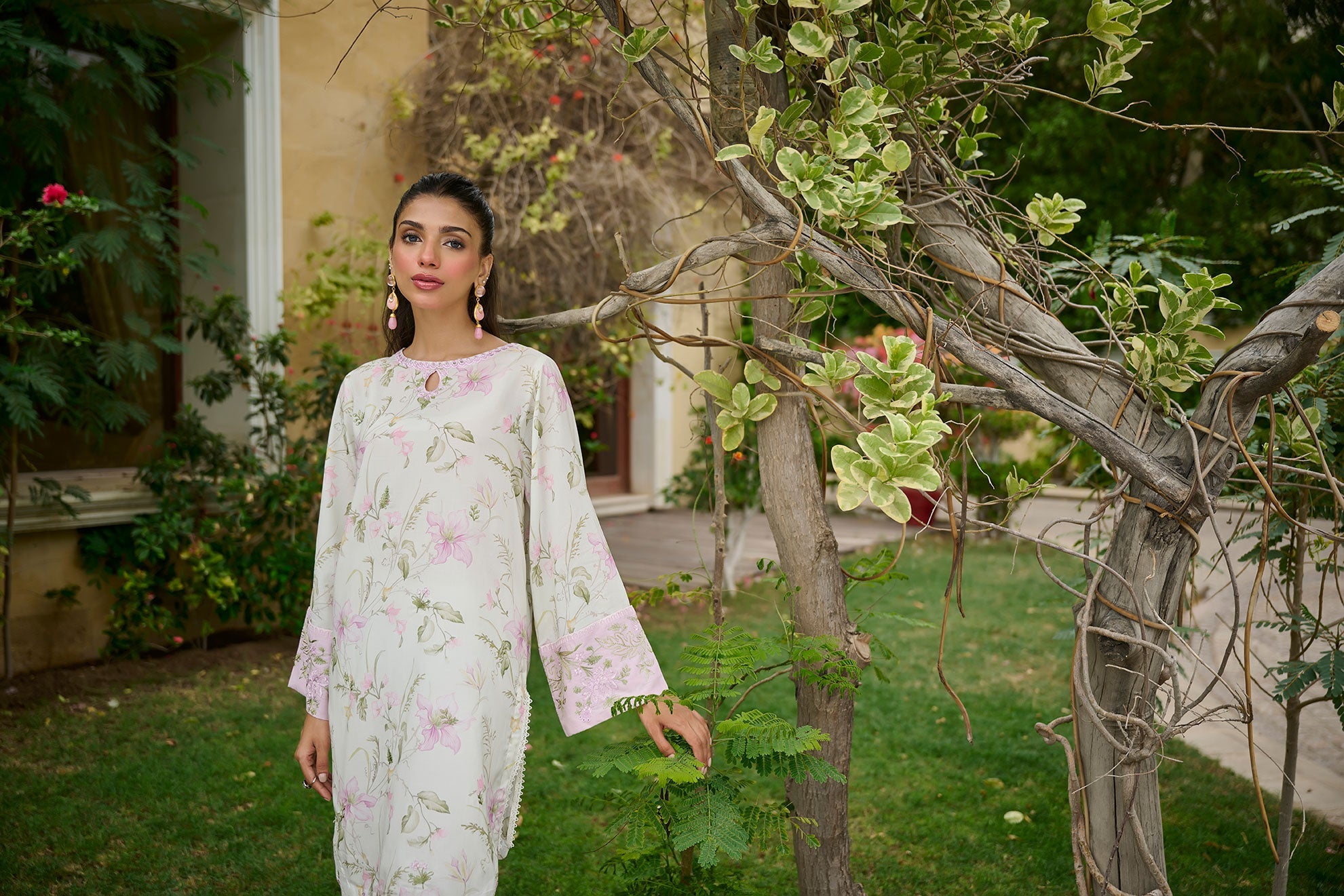 DC-0537 OFF-WHITE EMBROIDERED KURTA