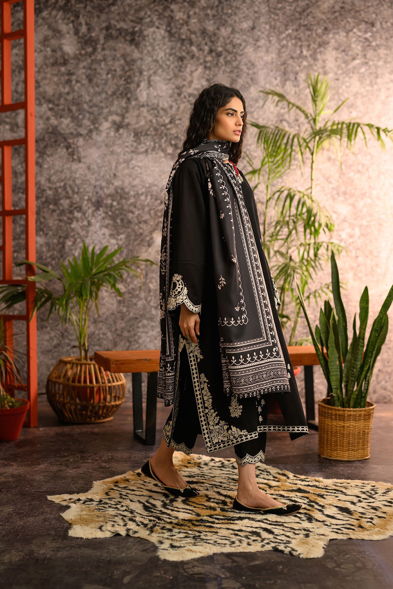 DD-0916 BLACK POLY WOOL SHAWL