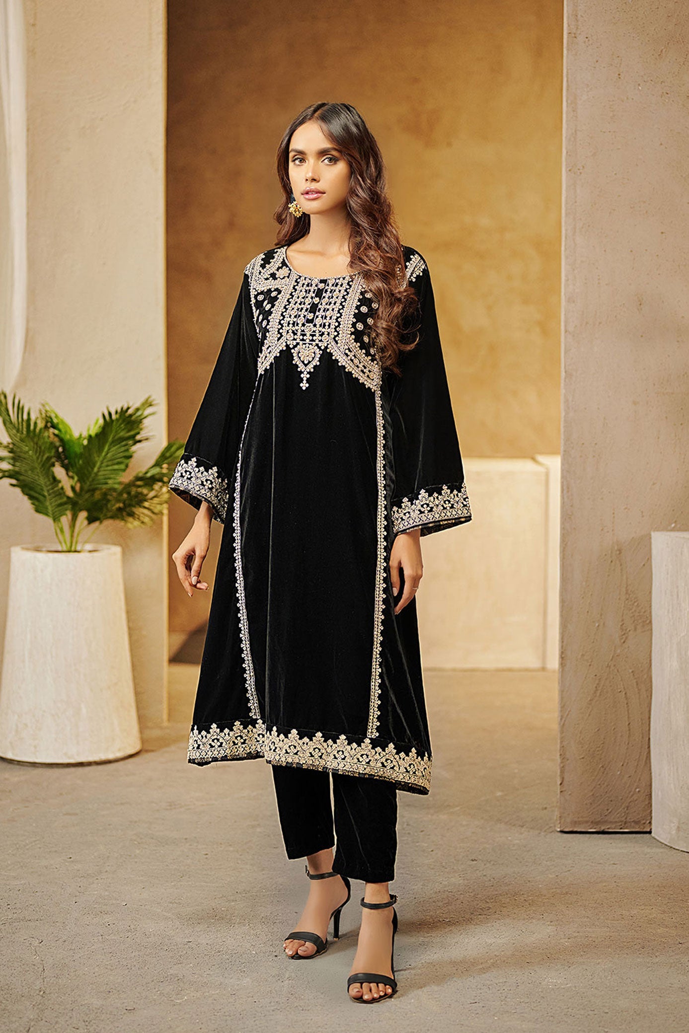 DA-1544 BLACK EMBROIDERED KURTA